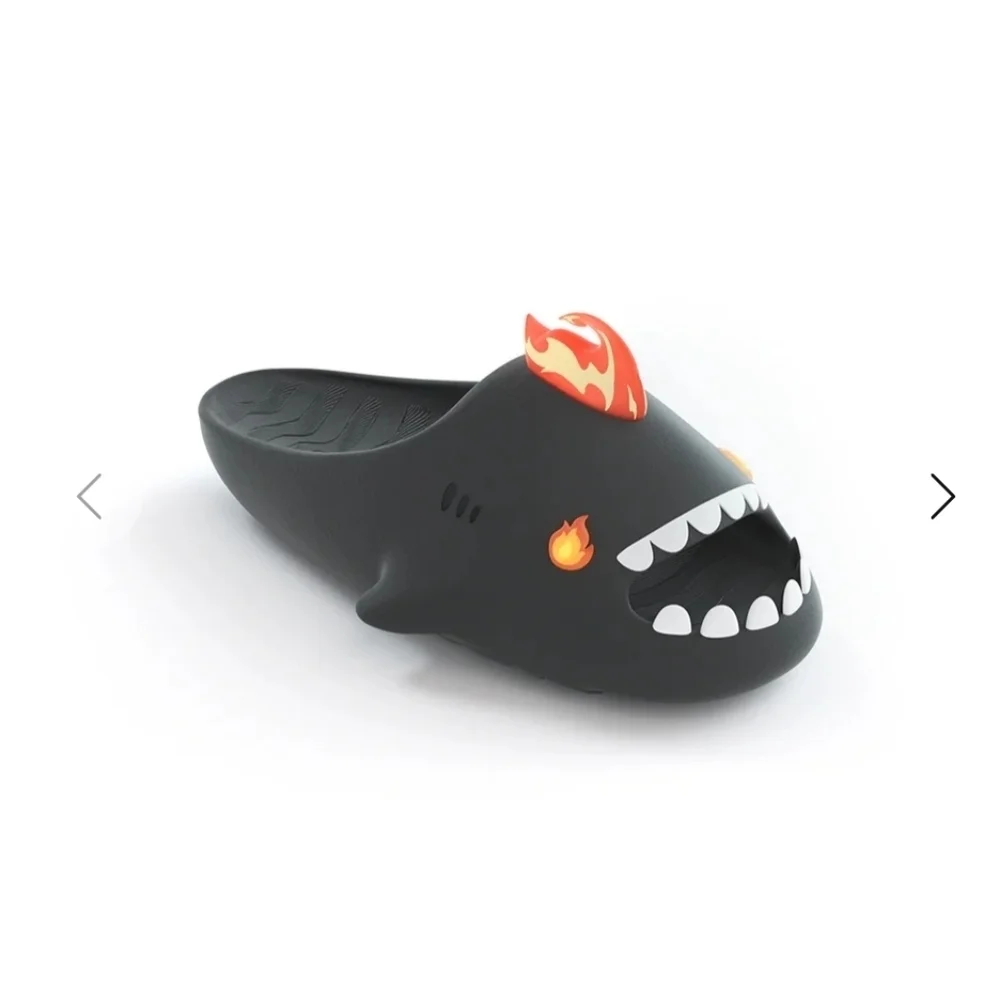 NWT‎ HelloSlippers Sharkicks Pro Mule in black Size 32-33 kids size 2-3.5
